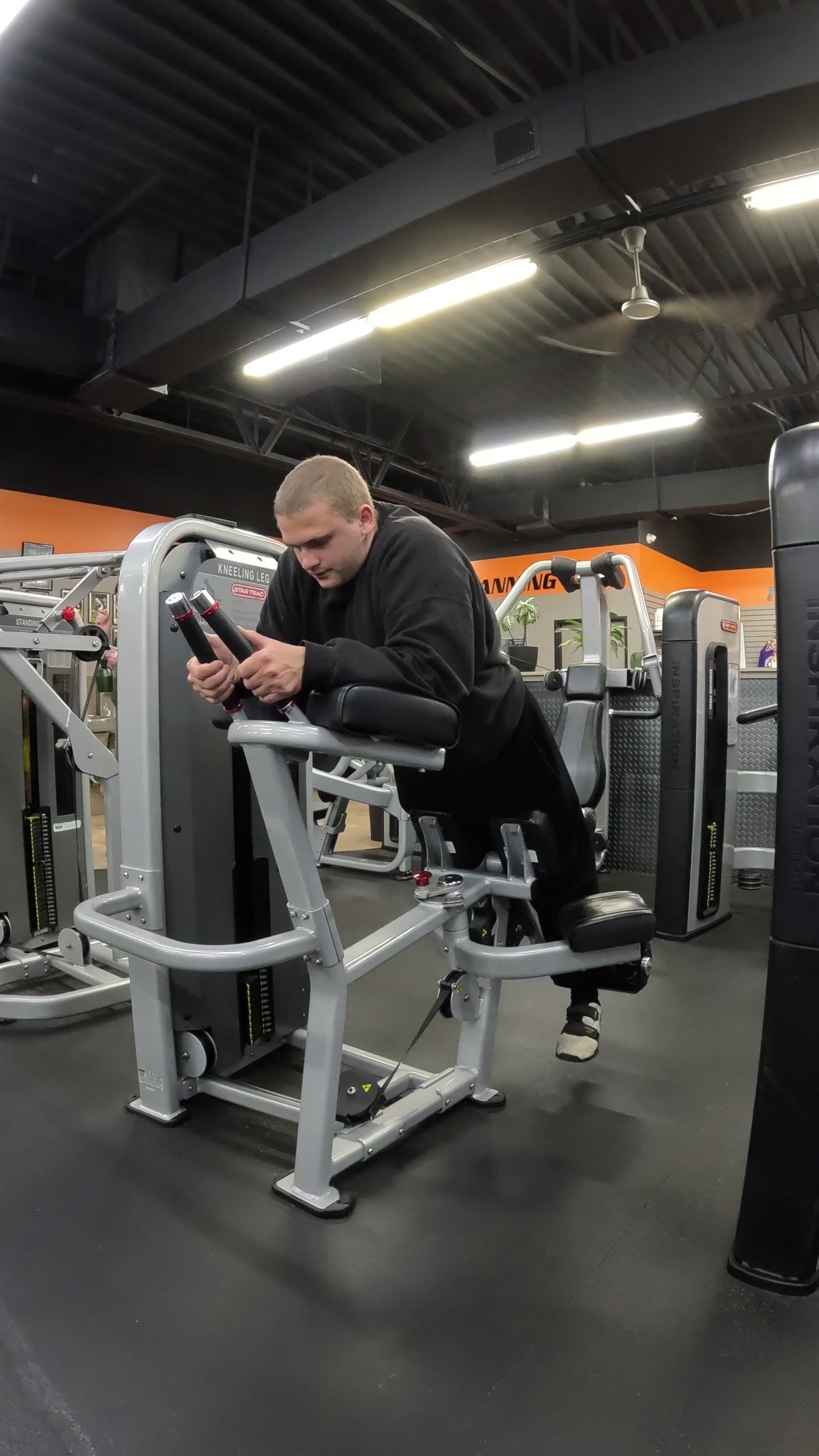 Markus training on a kneeling leg curl machine.